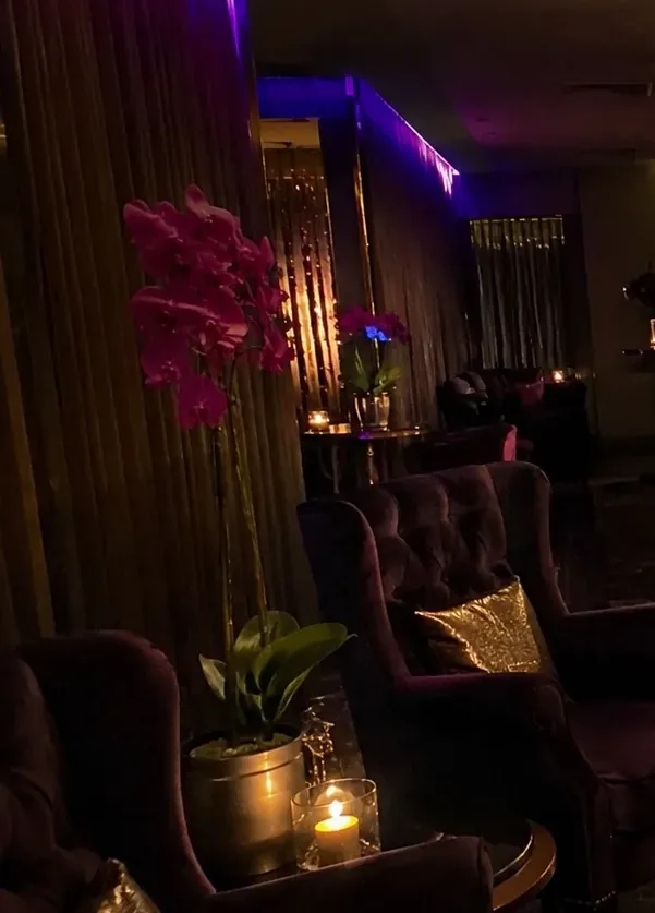 Bekleme alanı koltukları — Lila Spa, Yeşilköy misafirlerine hizmet veren salon